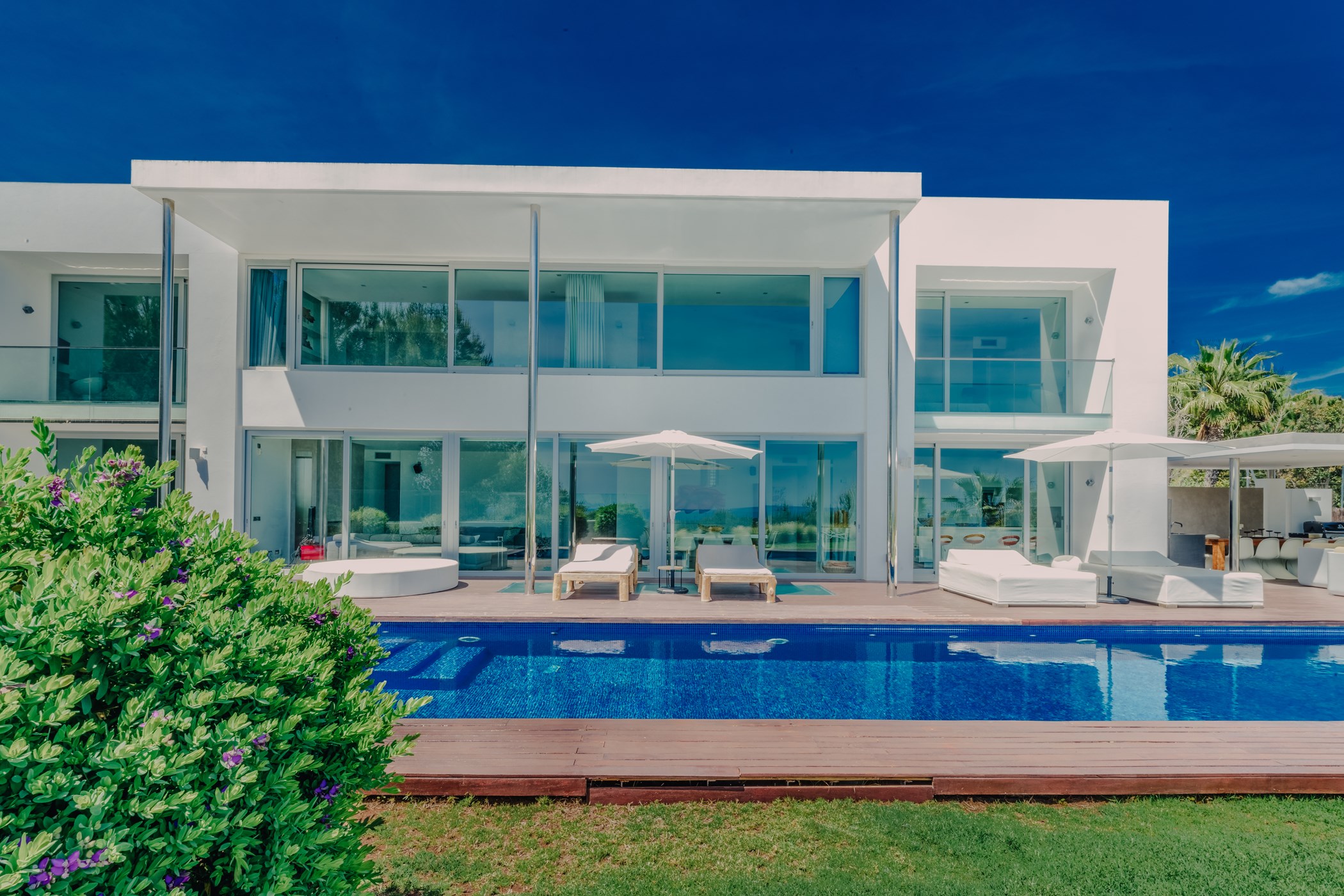 An exquisitely designed modern villa in Vista Alegre